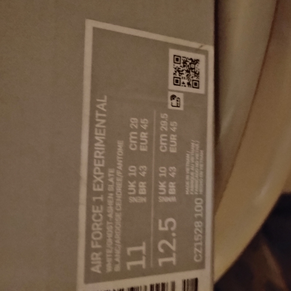 Nike Gray and White Sneakers for Everyday Comfort